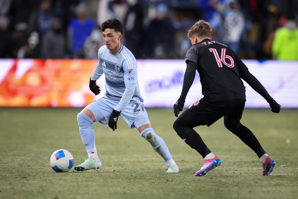 TA：奥赖利成功限制住了萨拉赫，他的防守表现远超多数边后卫