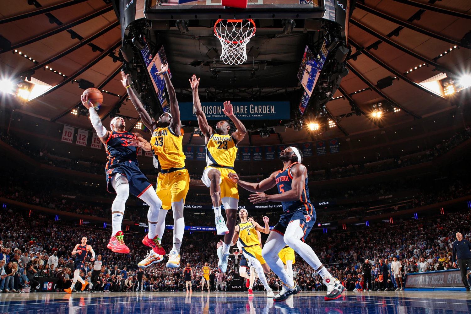 火药味！莫兰特用手狂指克莱面部，克莱怒火中烧一把甩开
